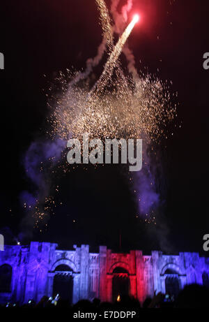 (1409015)--CARTAGO, 15. September 2014 (Xinhua)--Feuerwerk explodieren in den Himmel während der Feierlichkeiten der Costa Rican Independence Day, auf den Ruinen einer Kirche in Cartago, 30 km östlich von San Jose, Hauptstadt von Costa Rica, am 14. September 2014. (Xinhua/Kent Gilbert) (rt) Stockfoto