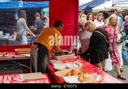 Ashburton Food & Drink Festival mit zwei Damen aus dem Stall von Continental Krümel Brotprodukte kaufen. Stockfoto