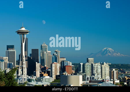 Downtown Seattle mit Blick auf die Space Needle, Mount Rainier und fast Vollmond. Stockfoto