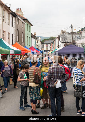 Ashburton Food & Drink Festival. Massen von Menschen versammeln sich für einen sozialen Tag auf dem Festival. Stockfoto