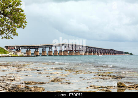 Alten, verlassenen Bahia Honda Eisenbahnbrücke (c.1912) über Korallenstein aus spanischen Hafen Schlüssel in den Florida Keys, USA angesehen. Stockfoto