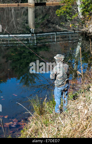 Fischer am Ufer des Tuckasegee See Gießen zu fliegen und Damm entlang der Panoramastraße NC 107 in Bergen von SW North Carolina, USA Stockfoto