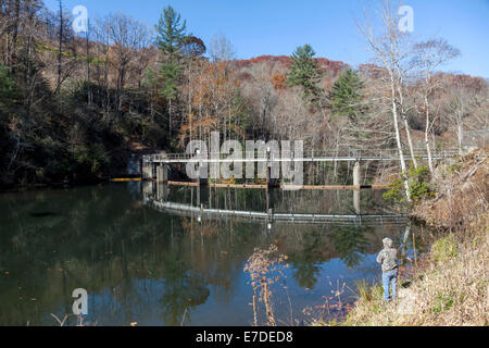 Fischer am Ufer des Tuckasegee See Gießen zu fliegen und Damm entlang der Panoramastraße NC 107 in Bergen von SW North Carolina, USA Stockfoto