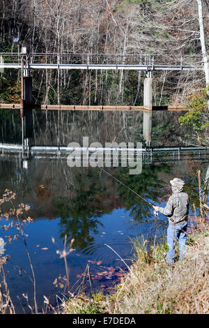 Fischer am Ufer des Tuckasegee See Gießen zu fliegen und Damm entlang der Panoramastraße NC 107 in Bergen von SW North Carolina, USA Stockfoto