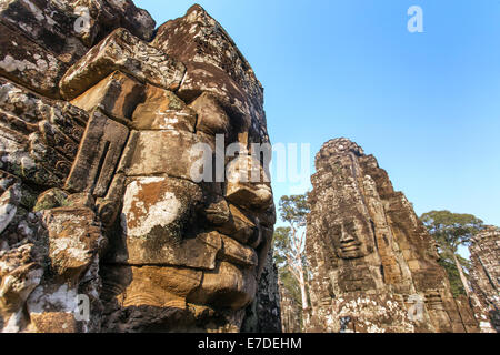 Stein-Gesichter auf den Türmen des alten Bayon-Tempel in Angkor Thom, Kambodscha Stockfoto