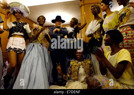 London, UK. 14. Sep, 2014. Sorapol mit Modellen nach der Show. Hinter den Kulissen am Royal College of Chirurgen für Sorapol Mode zeigen Credit: Rachel Megawhat/Alamy Live News Stockfoto