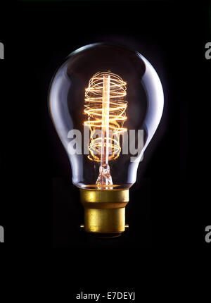 Eine klassische Edison-Lampe mit einer Schleife Filament. Eingeschaltet. Stockfoto