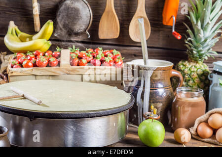 Vorbereitung für Pfannkuchen mit Früchten Stockfoto