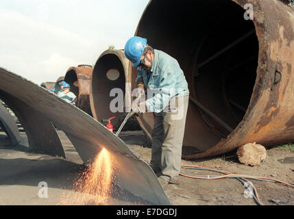 Ein Arbeiter schneidet Kraftstofftanks in kleine Stücke mit einem Schweißbrenner an der ehemaligen Nonnenwerder Kaserne der russischen Streitkräfte in Magdeburg, Deutschland, 18. September 1996. Insgesamt 136 Panzer muss gereinigt und vorbereitet für die Strahlen Furnice gearbeitet. Die 15 Beschäftigten für die Arbeit sind schwer zu Langzeitarbeitslosen zu platzieren, die den Job bei der Renovierung Gesellschaft MbH Magdeburg für ein Jahr aus dem Arbeitsamt erhalten haben. Nach Abschluss wird eine industrielle und gewerbliche Fläche auf dem 46.000 Quadratmeter großen Gelände mit Bundesmitteln gebaut werden. Foto: Peter Foerster Stockfoto