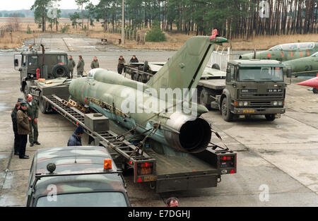 Drei russische MiG-21 und zwei tschechische Albatros L/39 sind holländische militärische Transporter auf der alten nationalen Volksarmee Armee Flugplatz Rothenburg/Neiße, Deutschland, 19. Januar 1994 verladen. Sie brachten die Kampfjets, die übrig blieben in der Oberlausitz im Motor Technica Museum in Bad Oeynhausen. Ein Stück erwarb das Museum die ausgemusterte Flugzeuge für 2.500 DM. Foto: Thomas Lehmann Stockfoto