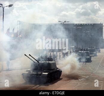 Ostdeutschen Nationalen Volksarmee Armee Panzer während einer Militärparade für 1.Mai außerhalb der DDR-Staatsrat aufbauend auf Marx-Engels-Platz in Ostberlin, Deutschland. 1. Mai 1968. Foto: Wilfried Glienke Stockfoto