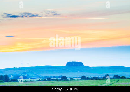 Sonnenaufgang von Olivers Burg, mit Blick auf Morgan Hill in der Nähe von Devizes, Wiltshire. Stockfoto