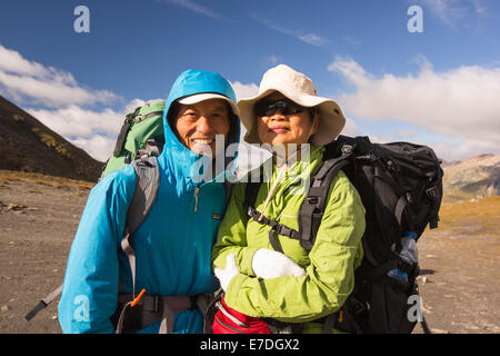 Ein Taiwanese paar Walking auf die Tour de Mont Blanc auf den Col De La Seigne. Stockfoto