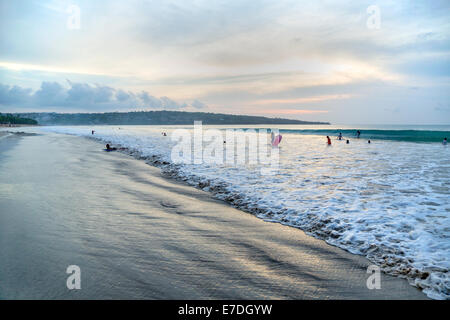 Lokalen balinesischen am Jimbaran Strand bei Sonnenuntergang, Bali Stockfoto