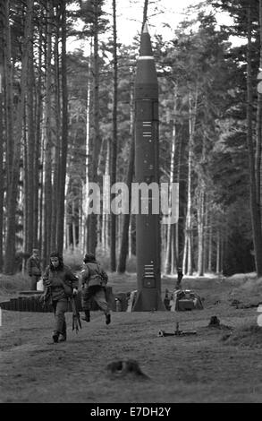 Nationalen Volksarmee Armee (NVA) Soldaten an einer startenden Plattform mit einer Rakete während eines Manövers der Verteidigung Luftstreitkräfte, Ort unbekannt, undatiert von 1983. Foto: Reinhard Kaufhold - kein Draht-Dienst- Stockfoto