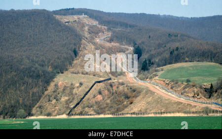 Einen imposanten Blick auf die innerdeutsche Grenze mit Zaun und Guard Tower auf der Junkerkupp zwischen Niedersachsen und Thüringen in der Nähe von Bornhagen, Deutschland, Juli 1984. Hier verlief die Grenze zwischen Ost und West Deutschland durch bis 1989. (Siehe Bilder PA 24754750 und 24754749 zum Vergleich). Foto: Jürgen Ritter - kein Draht-SERVICE Stockfoto