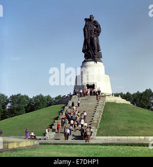 Menschen besuchen das Sowjetische Ehrenmal in Berlin-Treptow, Deutschland, Juni 1976. Das Denkmal widmet sich die Soldaten der Roten Armee, die ihr Leben in Berlin während des zweiten Weltkriegs zu befreien. Foto: Ernst-Ludwig Bach Stockfoto