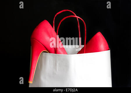 High heels rot Schuhe Shopping bag schwarz Stockfoto