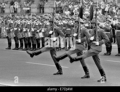 Ostdeutschland/Mitglieder der nationalen Volksarmee (NPA - Nationale Volksarmee NVA) sind goose-stepping zur Feier des großen Wachaufzug (Großer Wachaufzug) vor dem neuen Guard-Haus (Neue Wache) auf der Boulevard Unter Den Linden ("unter den Linden"), Foto auf 08.06.1986 genommen. Die Vertreter Friedrich Engels Garde-Regiment war verpflichtet für diese Ehre Parade jeden Mittwoch und die Ehrengarde bei der nationalen Volksarmee (NPA - Nationale Volksarmee NVA), zu. Foto: Paul Glaser - kein Draht-SERVICE Stockfoto