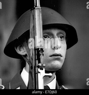 Ostdeutschland / Mitglied der nationalen Volksarmee (NPA - Nationale Volksarmee, NVA) steht stramm vor der neuen Wache-Haus (Neue Wache) auf der Boulevard Unter Den Linden ("unter den Linden"), Foto aufgenommen am 10.06.1979 in Berlin. Als Denkmal für die Opfer des Faschismus und Militarismus, die neue Wache-Haus (Neue Wache) bereits in der DDR bewacht wurde, ist heute es die zentrale Gedenkstätte der Bundesrepublik Deutschland für die Opfer von Krieg und Gewaltherrschaft. Foto: Paul Glaser - kein Draht-SERVICE Stockfoto