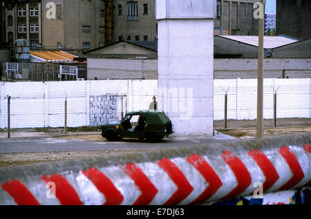 DDR Grenze bewacht Patrouille in einem Trabant Kuebel den Grenzstreifen entlang der Berliner Mauer in Berlin, Deutschland, 1987. Foto: Dieter Palm - kein Draht-SERVICE Stockfoto