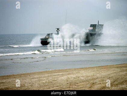 Eine Luftkissen Boot der sowjetischen Ostseeflotte führt eine Anlandung an der Ostsee als Teil der gemeinsamen militärischen Übung Waffenbruederschaft 80 (Brothers in Arms-80). Die Entwicklung von solchen Kissen Booten schaffte es nicht vorbei an der Projektphase. Waffenbruederschaft 80 war eine militärische Übung durch die Streitkräfte des Warschauer Paktes im September 1980 in der DDR stattfand. 40.000 Soldaten insgesamt aus allen Bereichen der Streitkräfte von Polen, Ungarn, Tschechoslowakei, Rumänien, Bulgarien und der SSSR nahmen an der Übung Teil. Foto: Eberhard Kloeppel - kein Draht-Dienst- Stockfoto