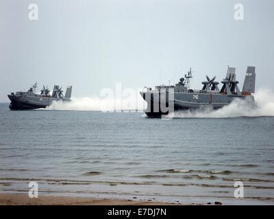 Zwei Aist-Klasse großen Angriff Hovercraft, auch bekannt als Dzheyran-Klasse, der sowjetischen Ostseeflotte während einer Marine Landung-Operation im Rahmen der gemeinsamen militärischen Übung Waffenbruederschaft 80 (Brothers in Arms-80). Waffenbruederschaft 80 war eine militärische Übung durch die Streitkräfte des Warschauer Paktes im September 1980 in der DDR stattfand. 40.000 Soldaten insgesamt aus allen Bereichen der Streitkräfte von Polen, Ungarn, Tschechoslowakei, Rumänien, Bulgarien und der SSSR nahmen an der Übung Teil. Foto: Eberhard Kloeppel - kein Draht-Dienst- Stockfoto