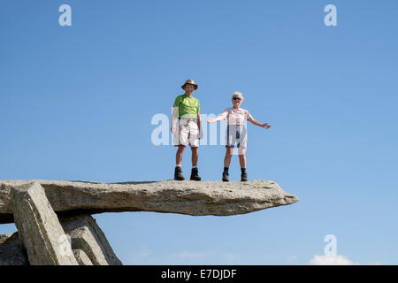 Zwei glückliche älterer Menschen mit einem erfolgserlebnis das Leben in vollen stehen am Ausleger Rock auf Glyder Fach in Snowdonia Wales UK Großbritannien Stockfoto