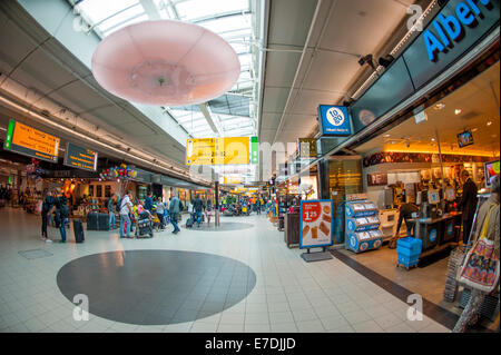 Weitwinkelaufnahme des Menschen beim Einkaufen in der lange Designer-Outlet Shopping Center Schiphol plaza Stockfoto