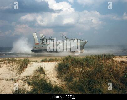 Ein Aist-Klasse STERNS (Landing Craft Luftpolster), auch bekannt als Projekt 12321 Dzheyran der sowjetischen Ostseeflotte führt eine Anlandung an der Küste des baltischen Meeres während der gemeinsamen Militärübung Waffenbruederschaft 80 (Brothers in Arms-80). Waffenbruederschaft 80 war eine militärische Übung durch die Streitkräfte des Warschauer Paktes im September 1980 in der DDR stattfand. 40.000 Soldaten insgesamt aus allen Bereichen der Streitkräfte von Polen, Ungarn, Tschechoslowakei, Rumänien, Bulgarien und der SSSR nahmen an der Übung Teil. Foto: Eberhard Kloeppel - kein Draht-Dienst- Stockfoto