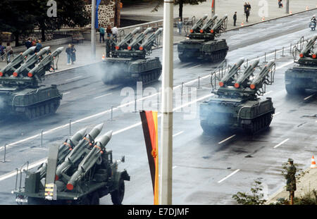 Rakete Kutschen und Lauffläche Fahrzeuge sind Karl-Liebknecht-Straße in Berlin, Deutschland, 7. Oktober 1989 gesenkt. Dies war das letzte Mal, das der nationalen Volksarmee an diesem Tag, dem Jahrestag der Gründung der DDR in der Ost-Berliner-Zentrum eine Militärparade statt. Foto: Günter Gueffroy Stockfoto