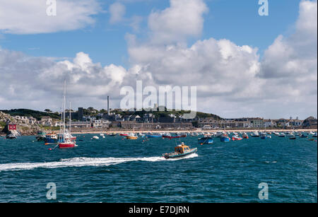 Der geschäftige Hafen von Hugh Town auf St. Mary's, Isles of Scilly, Cornwall, Großbritannien Stockfoto