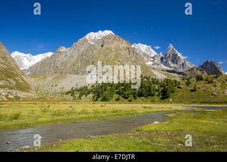 Seitenmoräne auf der Seite der schnell sich zurückziehenden Gletscher de Miage unten Mont Blanc, Italien. Stockfoto