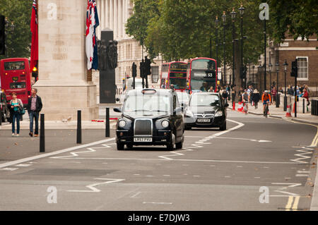 Schwarze Taxis auf Street in London vorbei Kenotaph Stockfoto