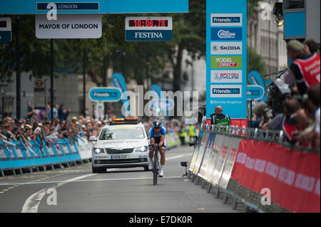 Freunde Tour of Britain 2014 Lebensstadium 8a Zeitfahren beenden in Whitehall Stockfoto