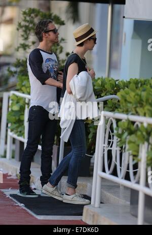 Anne Hathaway trägt ein Ramones T-shirt, während Ehemann Adam Shulman trug ein Fleetwood Mac-Top während herumlaufen und über South Beach nach Mittagessen mit: Anne Hathaway, Adam Shulman Where: Miami Beach, Florida, USA bei: 9. März 2014 Stockfoto