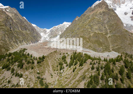 Seitenmoräne auf der Seite der schnell sich zurückziehenden Gletscher de Miage unten Mont Blanc, Italien. Stockfoto