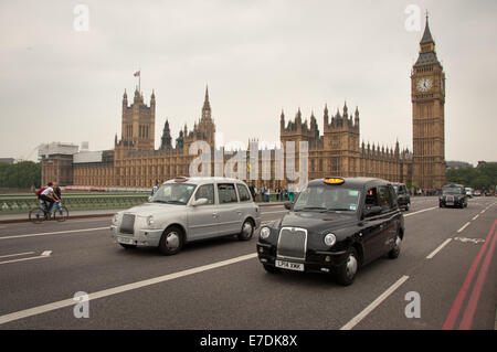 London-Taxis auf Westminster Bridge unter Big Ben und die Houses of Parliament Stockfoto