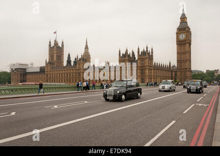 London-Taxis auf Westminster Bridge unter Big Ben Stockfoto