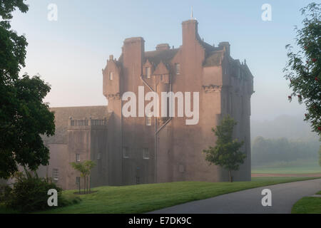 Das 16. Jahrhundert Crathes Castle, Banchory, Schottland, Großbritannien. Ein Spätsommermorgen im September, mit einem frühen Morgennebel über dem Schloss Stockfoto