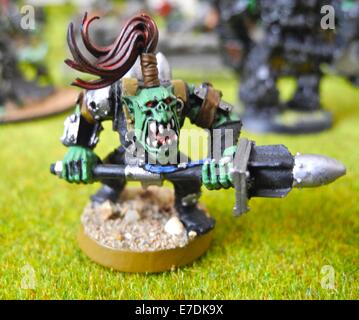 Warhammer ist ein Tabletop Wargame, wo zwei oder mehrere Spieler gegeneinander antreten, mit "Armeen" von 25 bis 250 mm hoch heroischen Miniaturen. Die Regeln des Spiels erschienen in einer Reihe von Büchern, die beschreiben, wie Miniaturen auf der Spiel-Oberfläche zu bewegen und kämpfen in gewissem Sinne "ausgewogen und gerecht" zu simulieren. NUR ZUR REDAKTIONELLEN VERWENDUNG Stockfoto