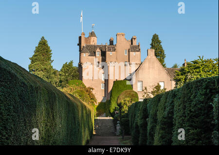 Das 16. Jahrhundert Crathes Castle, Banchory, Schottland, Großbritannien. Die Eibenabsicherungen stammen aus dem Jahr 1702 Stockfoto