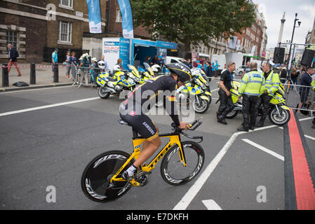 Freunde Tour of Britain 2014 Lebensstadium 8a, wärmt ein Fahrer vor der einzelnen Zeitfahren in Whitehall, Zentral-London Stockfoto