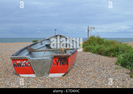 Boot am Strand von Blakeney, Norfolk UK 2014 Stockfoto