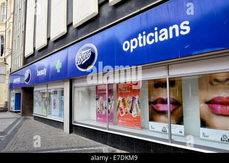 Große Ansicht der Vorderseite der Zweigniederlassung die Stiefel der Chemiker in Blackpool, Lancashire, Großbritannien Stockfoto