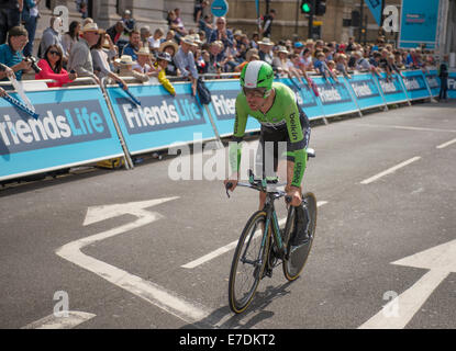 Freunde Tour of Britain 2014 Lebensstadium 8a, Zuschauer und Fahrer in den einzelnen Zeitfahren starten auf Whitehall, Zentral-London Stockfoto