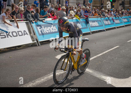 Freunde Tour of Britain 2014 Lebensstadium 8a, Zuschauer und Fahrer in den einzelnen Zeitfahren starten auf Whitehall, Zentral-London Stockfoto