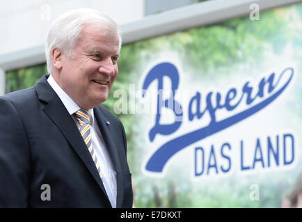 München, Deutschland. 15. Sep, 2014. Bayerischen Ministerpräsidenten und CSU-Vorsitzenden Horst Seehofer (L) ist bei der CSU-Vorstandssitzung in München, Deutschland, 15. September 2014 abgebildet. Er lächelt an den wartenden Journalisten. Foto: ANDREAS GEBERT/DPA/Alamy Live-Nachrichten Stockfoto