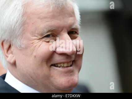 München, Deutschland. 15. Sep, 2014. Bayerischen Ministerpräsidenten und CSU-Vorsitzenden Horst Seehofer (L) im Gespräch mit den wartenden Journalisten vor dem Gebäude der CSU-Vorstandssitzung in München, Deutschland, 15. September 2014. Er lächelt an den wartenden Journalisten. Foto: ANDREAS GEBERT/DPA/Alamy Live-Nachrichten Stockfoto