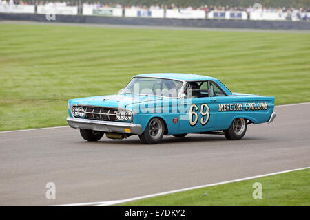 Chichester, West Sussex, UK. 13. Sep, 2014. Bilder vom Goodwood Revival 2014 - The Shelby Cup - ein Rennen für Limousinen von Small-Block V8-Motoren auf den 60. Jahrestag der Small-Block V8-Motor angetrieben. Eine große Anzahl von Ford Mustangs Mariking nahm das Auto 50. Jahrestag auf andere amerikanische Klassiker wie Ford Falcon, Plymouth Barracuda, Mercury Comet Zyklon und Dodge Dart. Bild zeigt: Emanuele Pirro fahren ein 1964 Mercury Comet Zyklon Credit: Oliver Dixon/Alamy Live News Stockfoto